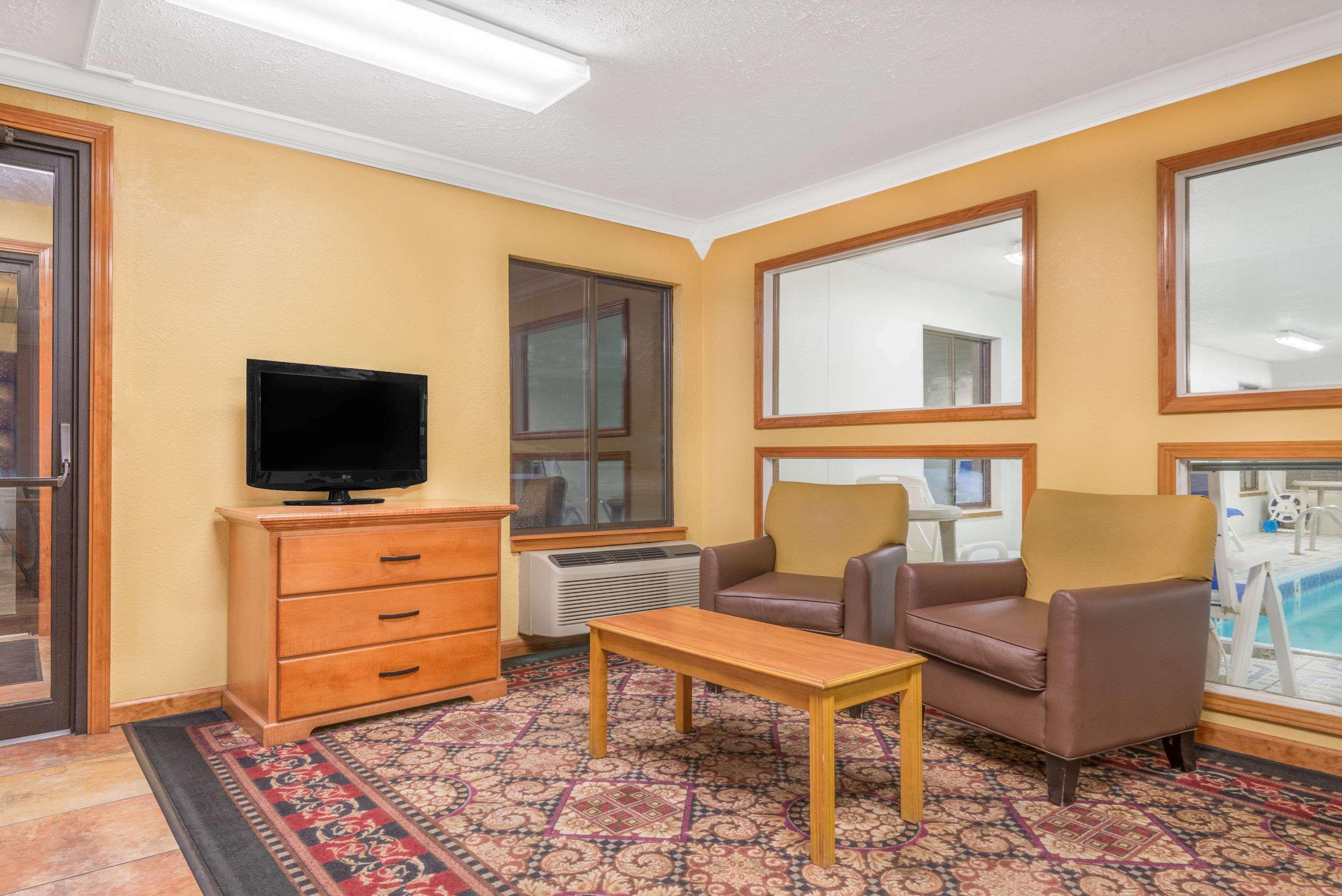 Super 8 By Wyndham Vincennes Motel Exterior photo